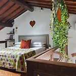 Via Lamberti, 3 - Florence Charming Apartments - Charming And Historic 5Th-Floor Attic Apartment With Elevator In A Building At The Heart Of Vibrant Florence, Just A 2-Minute Walk From All Attractions
